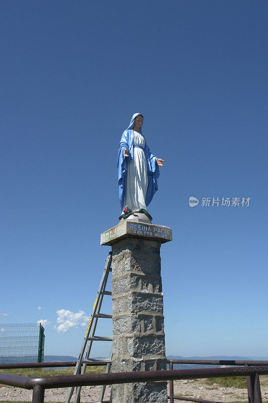 Regina Pacis雕像在vogesian山顶，法国